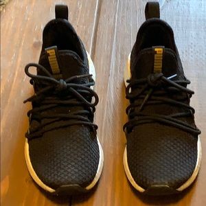 Puma sz 6 soft foam sneakers